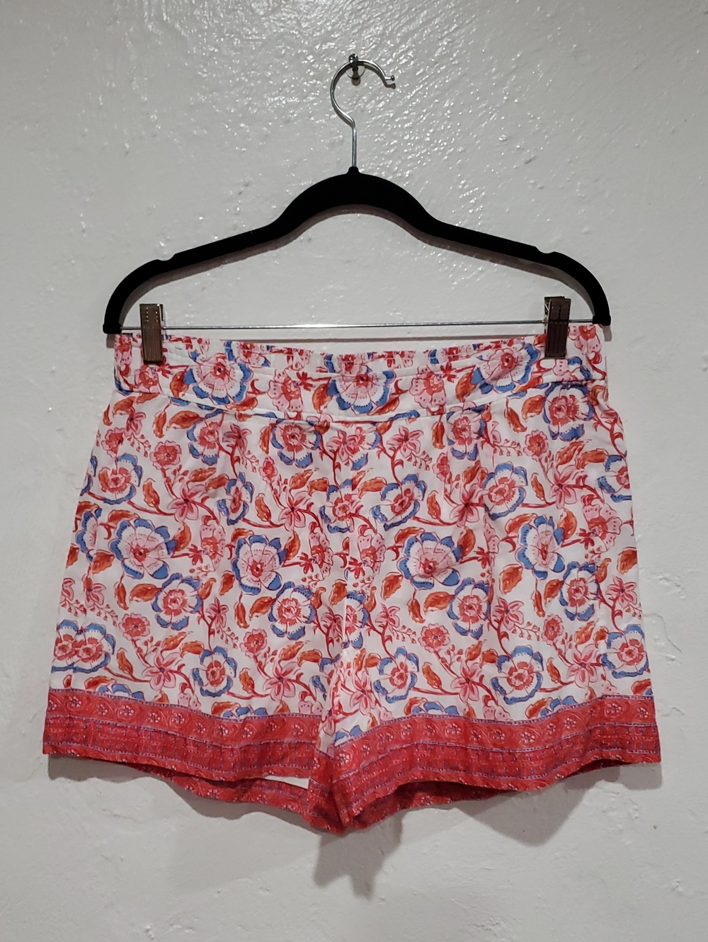 Vineyard Vines Frankie Pull-On Shorts in the "Frangipani Papaya Punch" Print